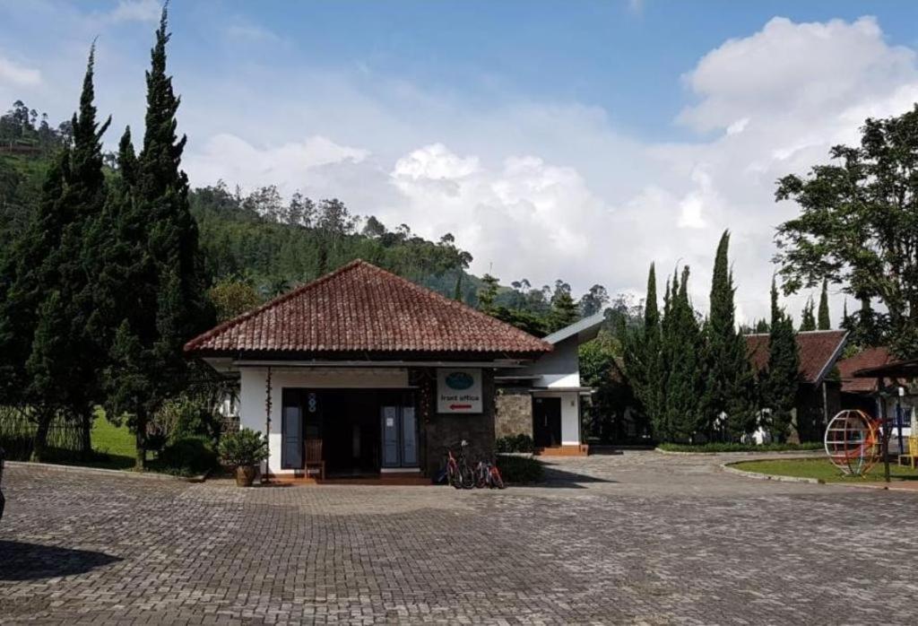 New Mountain Springs Hotel & Resort Lembang Exteriör bild